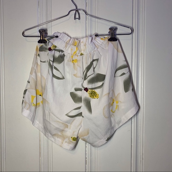 Like New!! Frill Waist Floral Print Shorts in XS - Picture 3 of 4